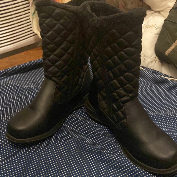 Weatherproof size 8 black boots with zippers on each side - Picture 3 of 6